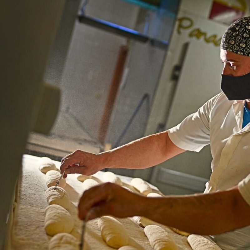 Pan artesanal en el obrador de Panadería Jesús